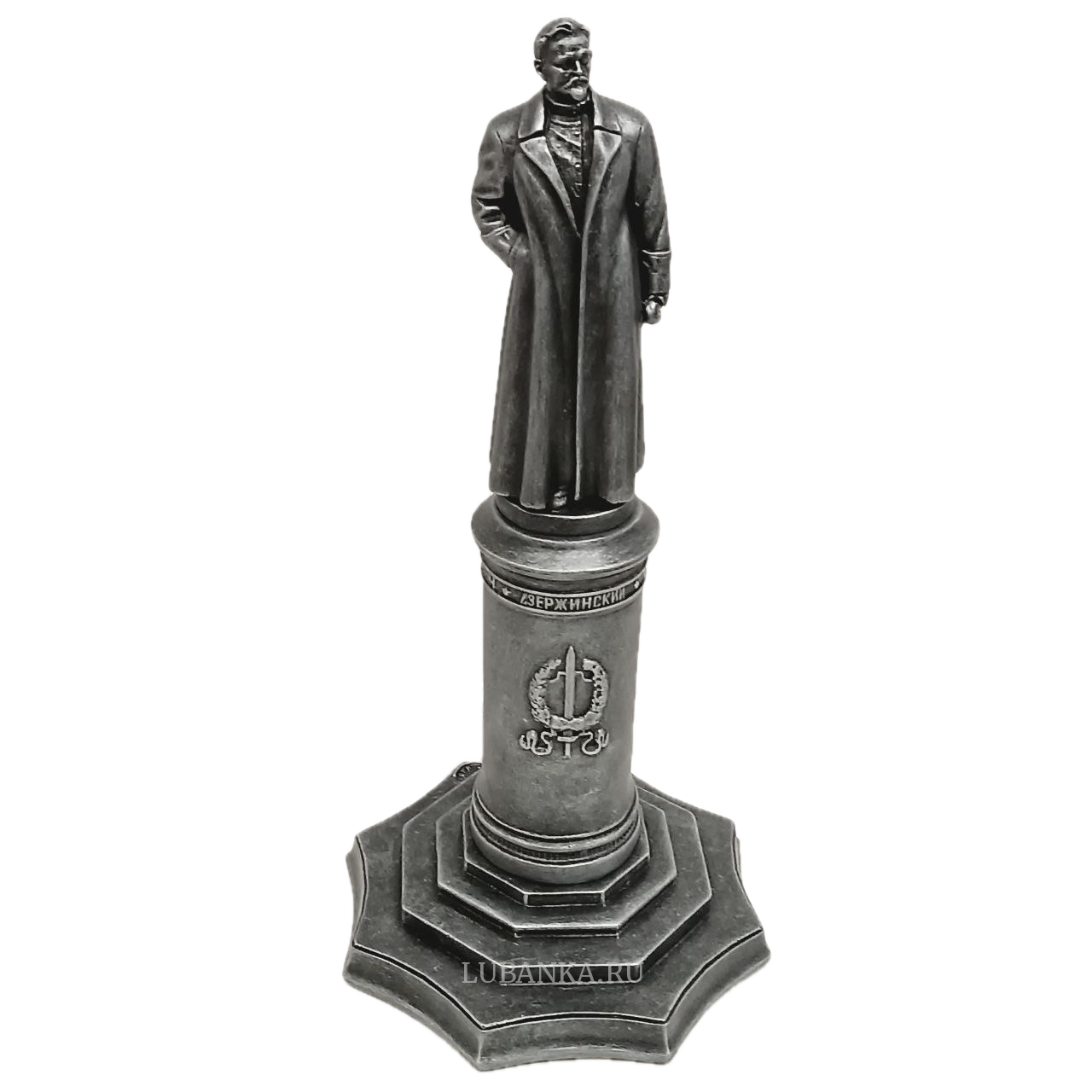 Бюст Дзержинского на высоком постаменте